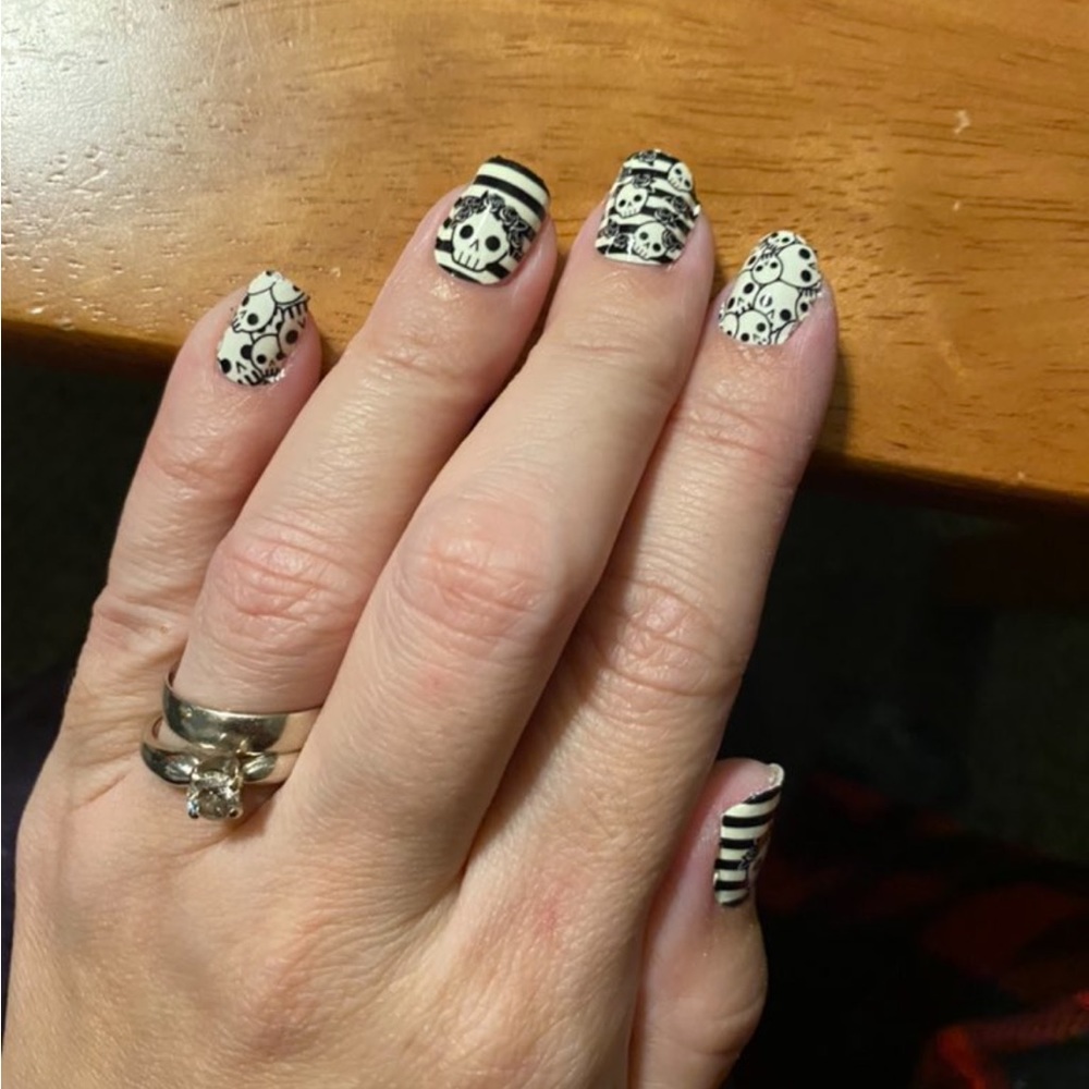 *Retired* Color Street: Literally Dead | Halloween Glow in the Dark Skulls Black - Picture 2 of 8